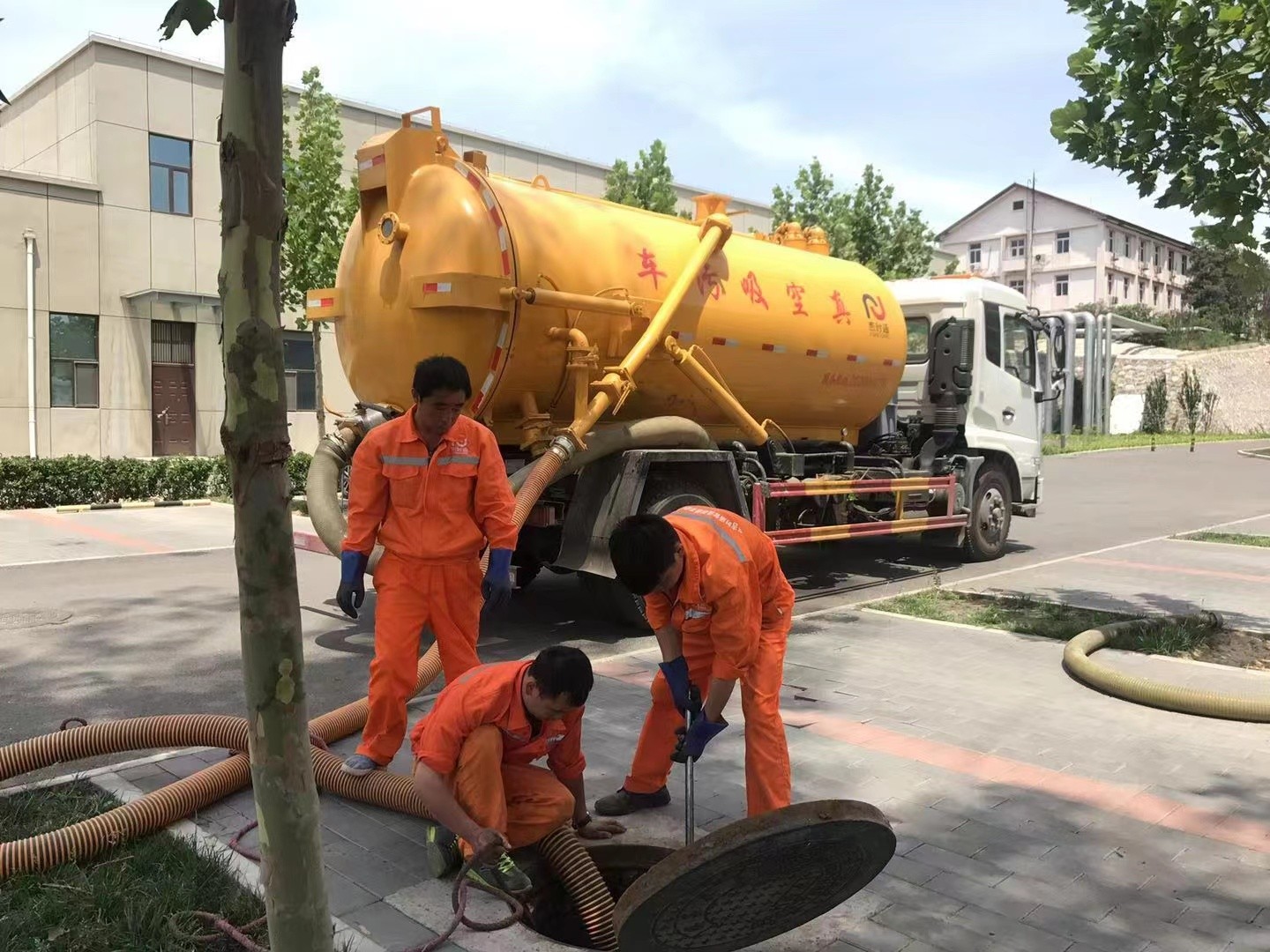 围场管道疏通车停在窨井附近