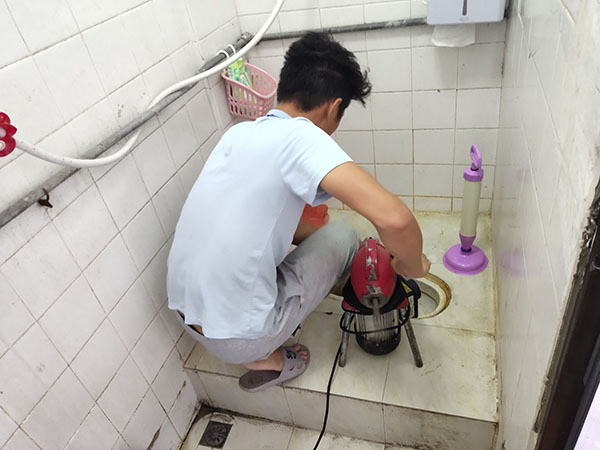 围场管道堵塞冒臭气 专业师傅现场解决问题