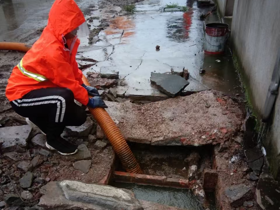 围场专业清理污水池 炜誉市政以规范流程守护城市 “肠道”