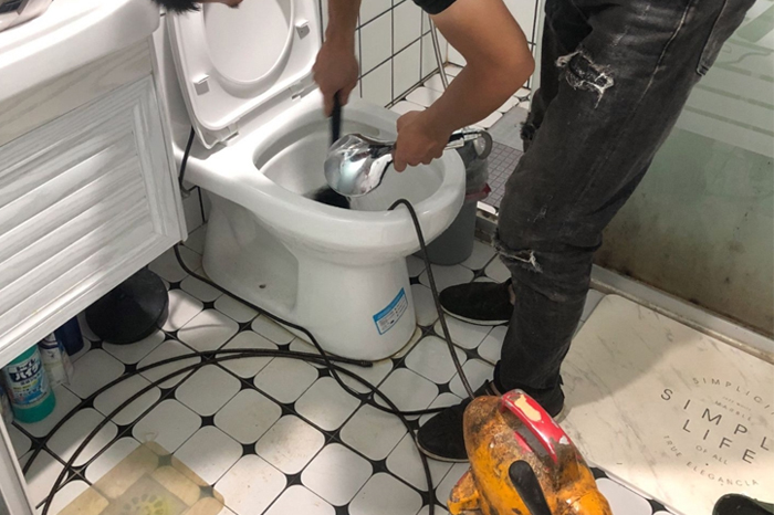 围场马桶堵塞自己疏通还是找师傅?专业上门服务让你省时更省心
